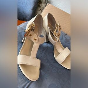 STELLABLU 💰🔥REDUCED designer SANDALS - -white and beige patent. NEW in BOX